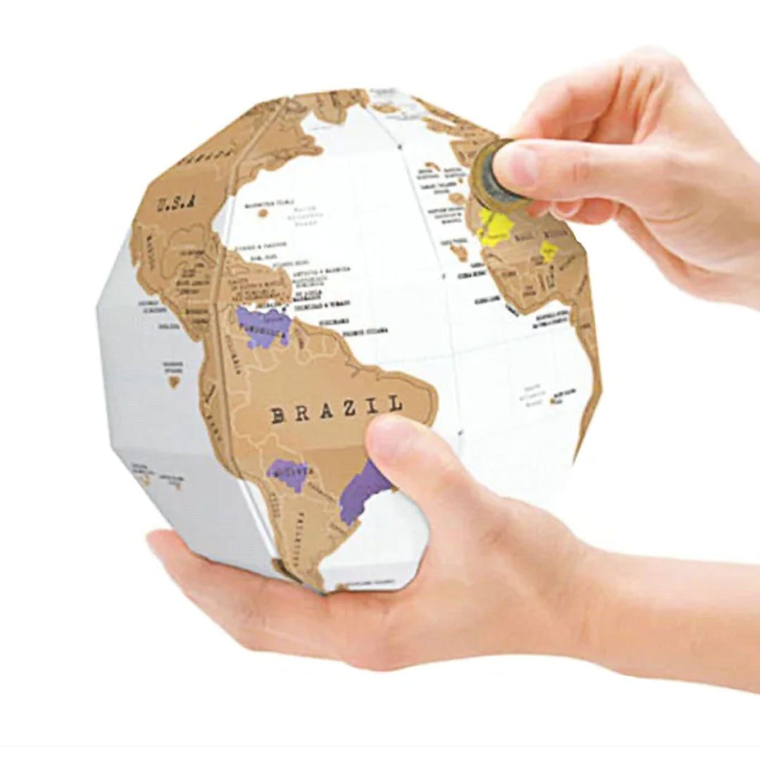 Manos raspando globo terráqueo armable y educativo
